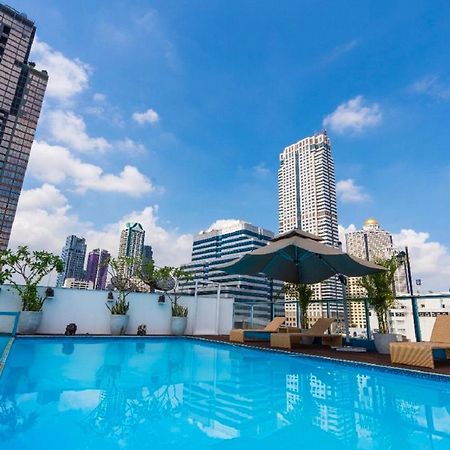 โรงแรมแซฟไฟร์ กรุงเทพมหานคร ภายนอก รูปภาพ The pool at the rooftop of the hotel