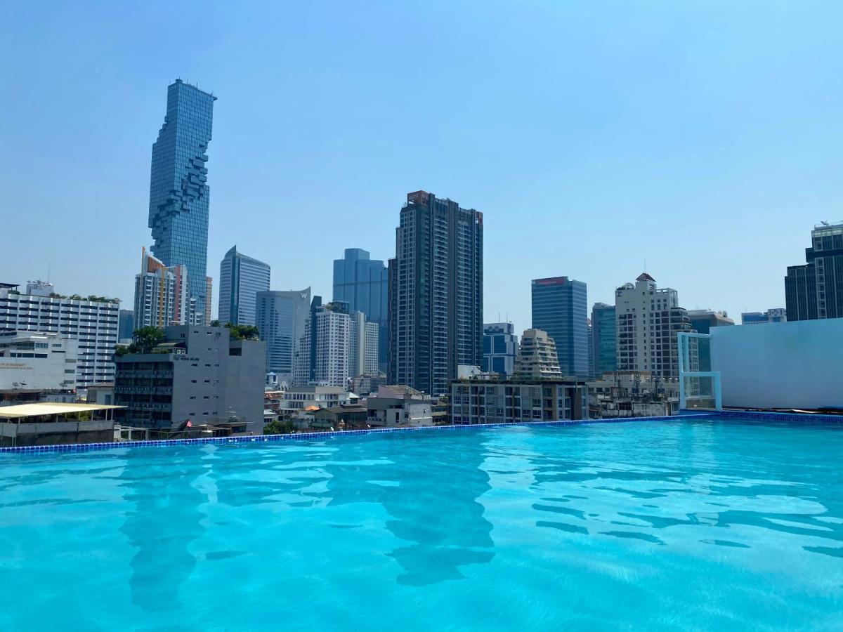 โรงแรมแซฟไฟร์ กรุงเทพมหานคร ภายนอก รูปภาพ View of the city from the rooftop pool