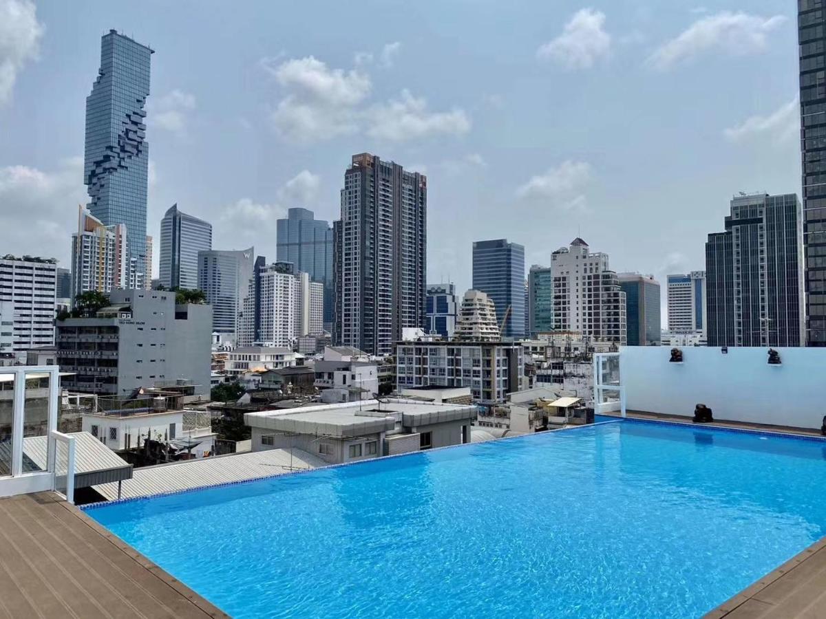 โรงแรมแซฟไฟร์ กรุงเทพมหานคร ภายนอก รูปภาพ View of the city from the rooftop pool