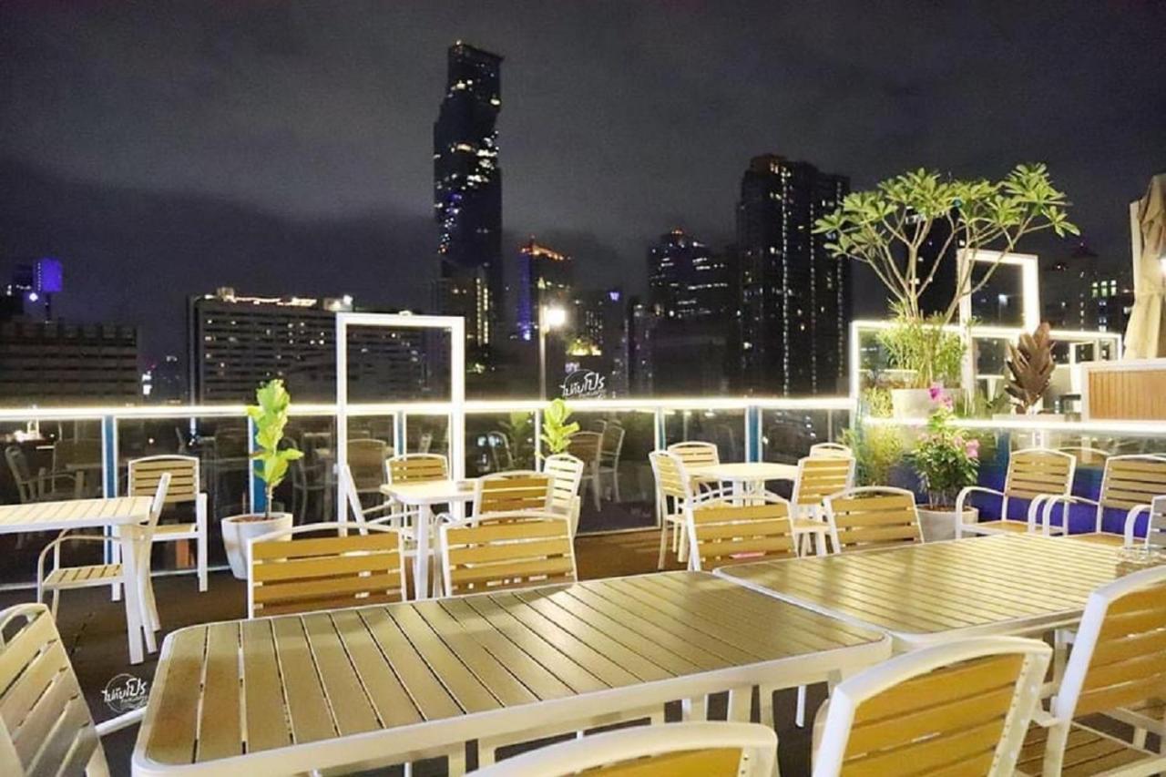 โรงแรมแซฟไฟร์ กรุงเทพมหานคร ภายนอก รูปภาพ Rooftop bar at the hotel