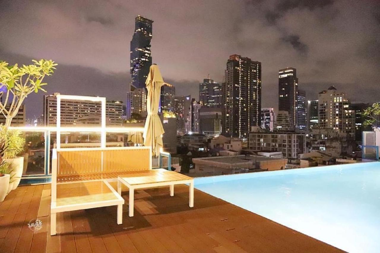 โรงแรมแซฟไฟร์ กรุงเทพมหานคร ภายนอก รูปภาพ The rooftop pool at the hotel