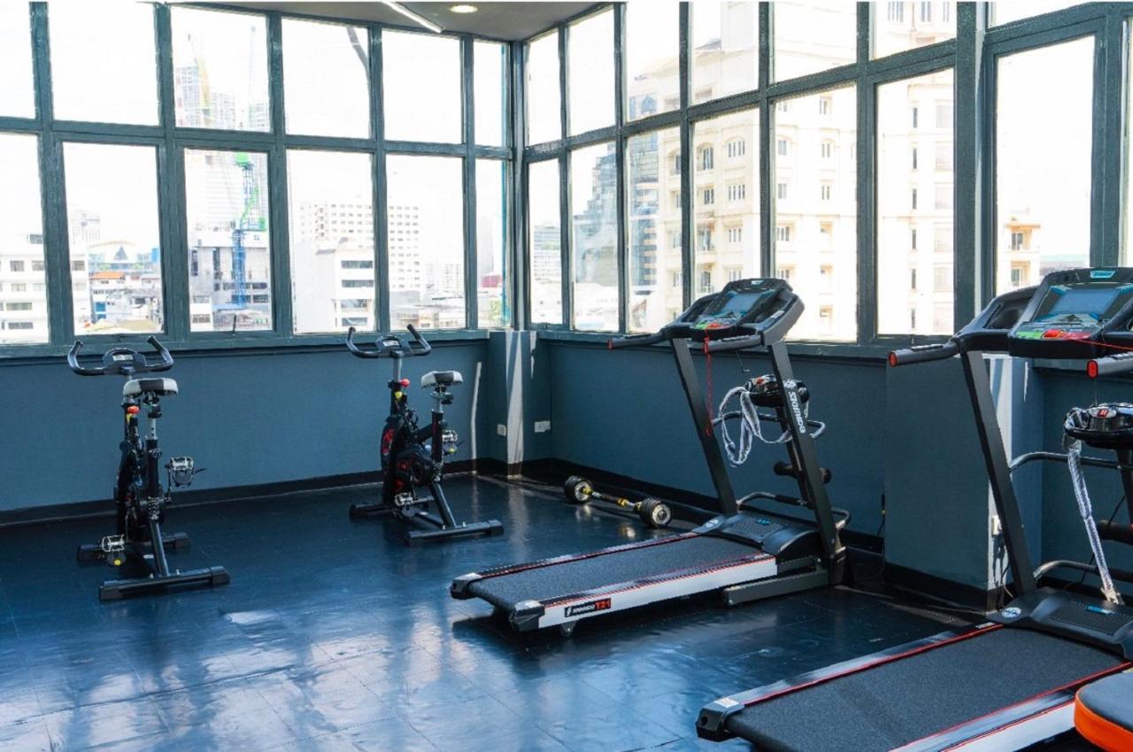 โรงแรมแซฟไฟร์ กรุงเทพมหานคร ภายนอก รูปภาพ The gym at the hotel