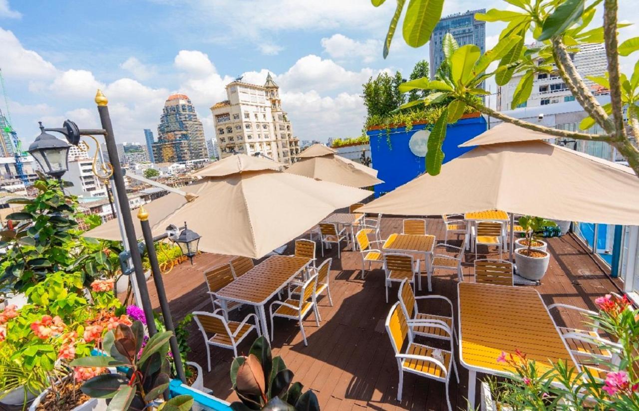 โรงแรมแซฟไฟร์ กรุงเทพมหานคร ภายนอก รูปภาพ The rooftop bar at the hotel