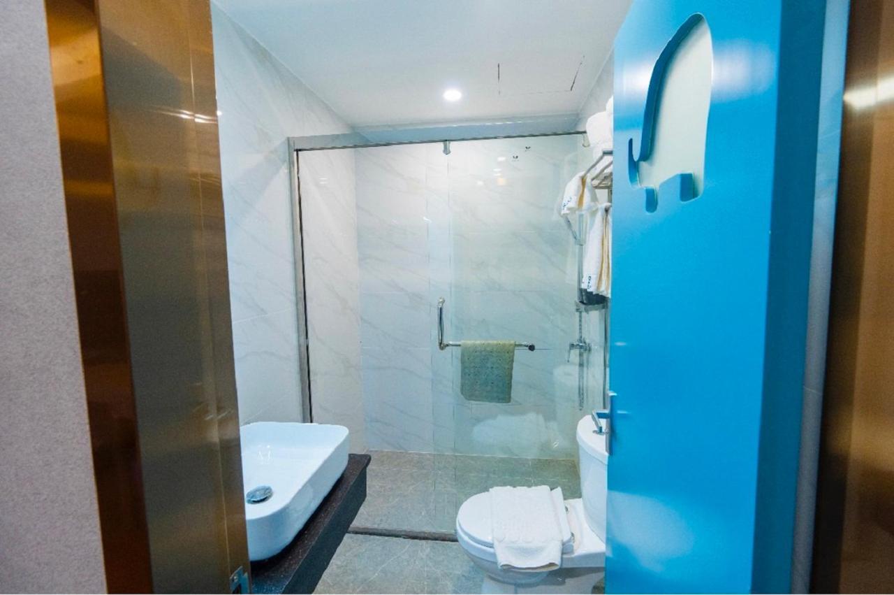 โรงแรมแซฟไฟร์ กรุงเทพมหานคร ภายนอก รูปภาพ A shower cubicle in a hotel bathroom