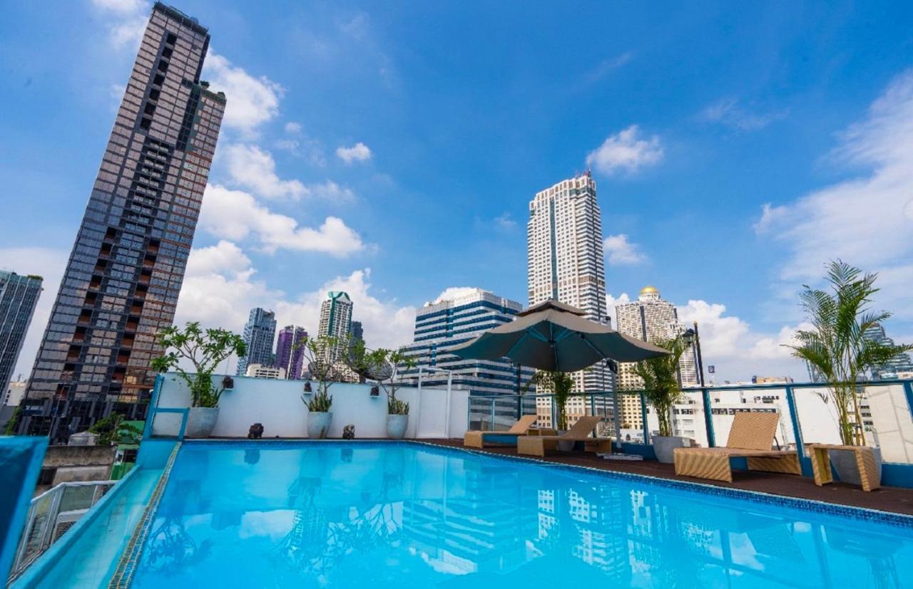 โรงแรมแซฟไฟร์ กรุงเทพมหานคร ภายนอก รูปภาพ The pool at the rooftop of the hotel