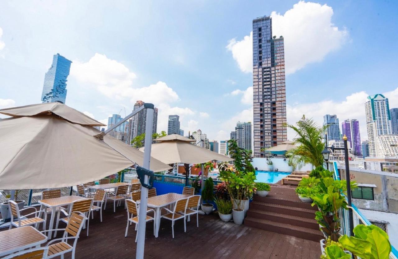โรงแรมแซฟไฟร์ กรุงเทพมหานคร ภายนอก รูปภาพ Rooftop pool at the hotel
