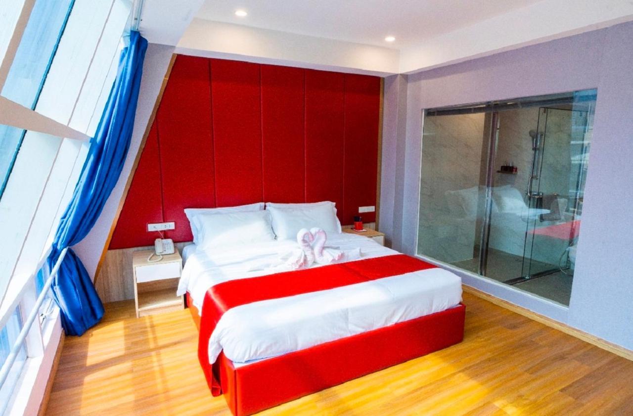 โรงแรมแซฟไฟร์ กรุงเทพมหานคร ภายนอก รูปภาพ A bedroom at the hotel