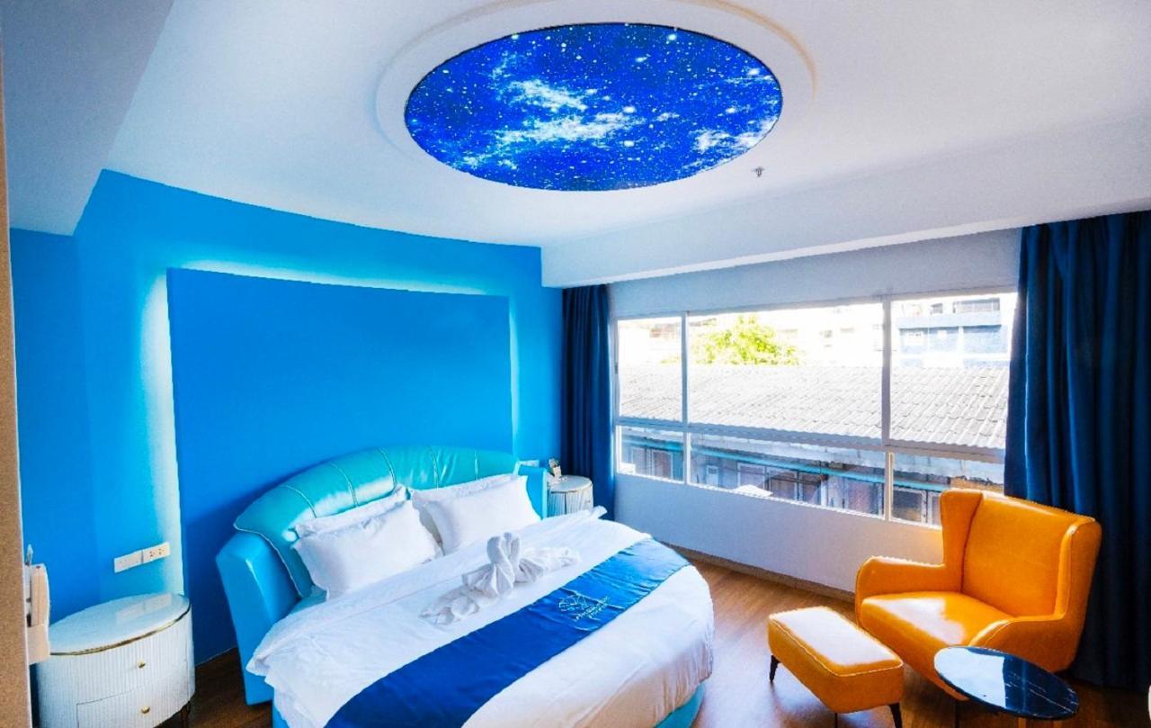 โรงแรมแซฟไฟร์ กรุงเทพมหานคร ภายนอก รูปภาพ A room at the hotel