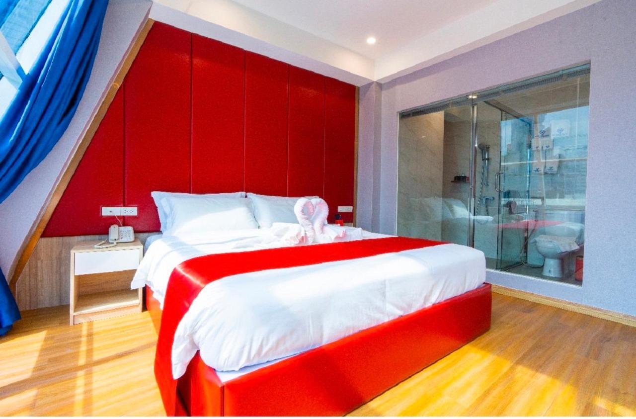 โรงแรมแซฟไฟร์ กรุงเทพมหานคร ภายนอก รูปภาพ A room at the hotel