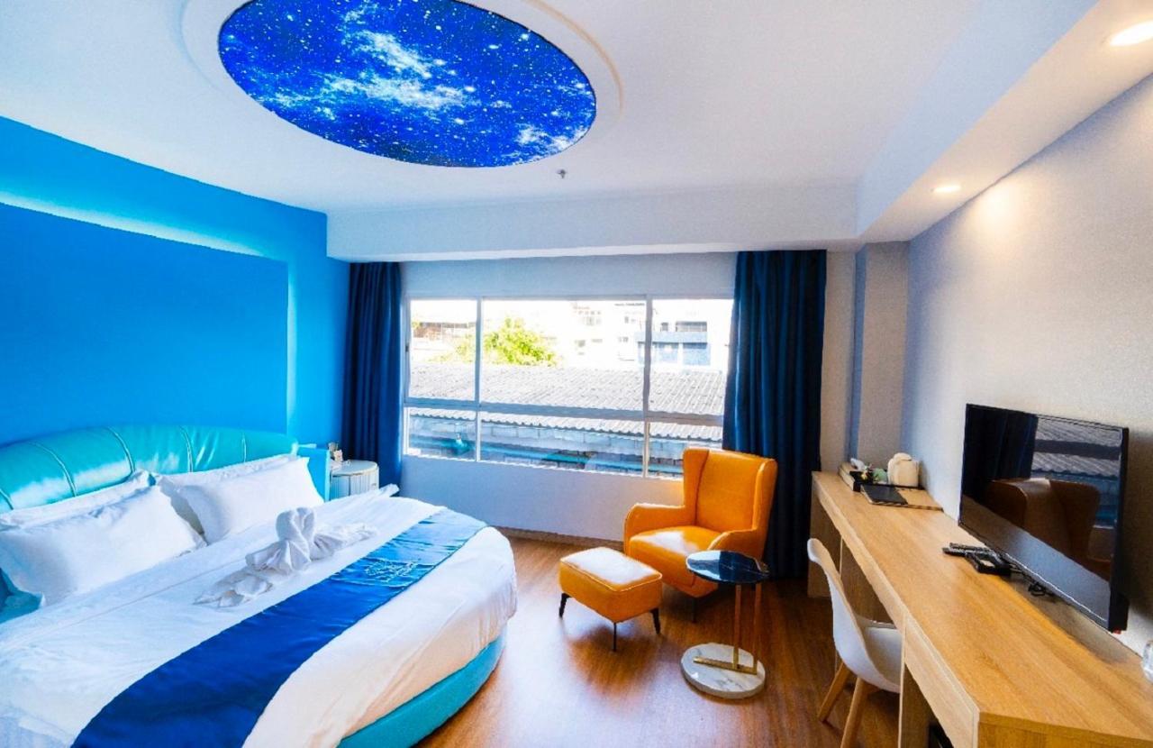 โรงแรมแซฟไฟร์ กรุงเทพมหานคร ภายนอก รูปภาพ A room at the hotel