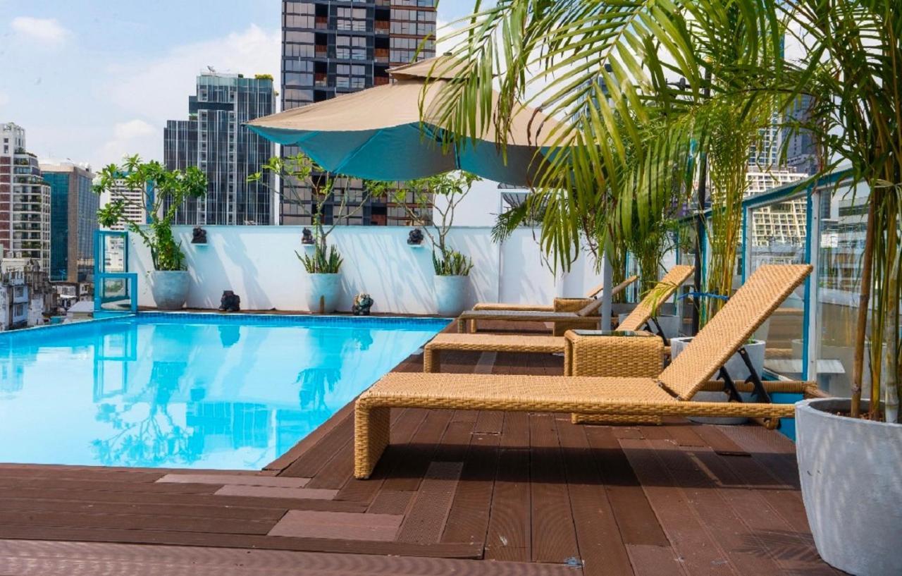 โรงแรมแซฟไฟร์ กรุงเทพมหานคร ภายนอก รูปภาพ Rooftop pool at the hotel
