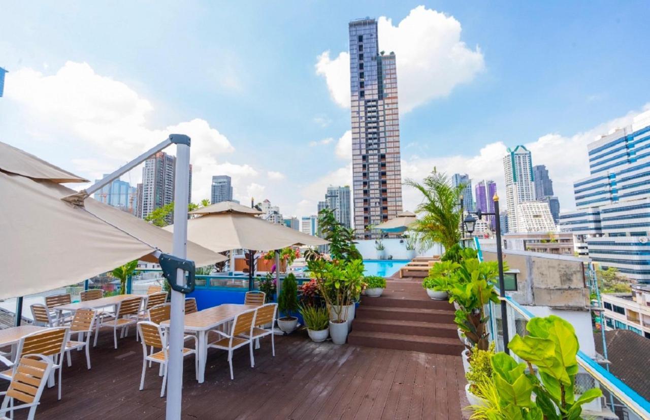 โรงแรมแซฟไฟร์ กรุงเทพมหานคร ภายนอก รูปภาพ Rooftop pool at the hotel