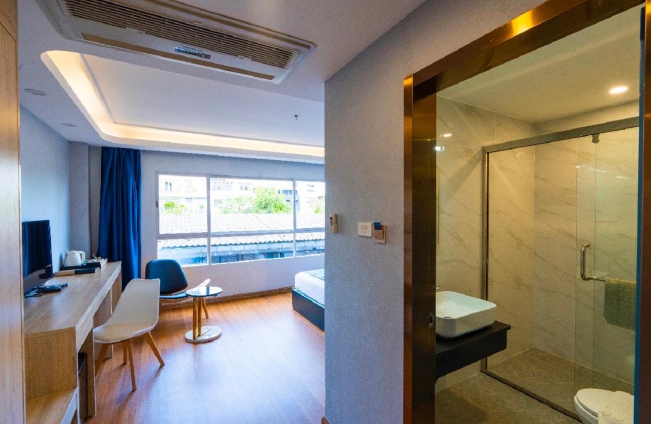 โรงแรมแซฟไฟร์ กรุงเทพมหานคร ภายนอก รูปภาพ A room at the hotel