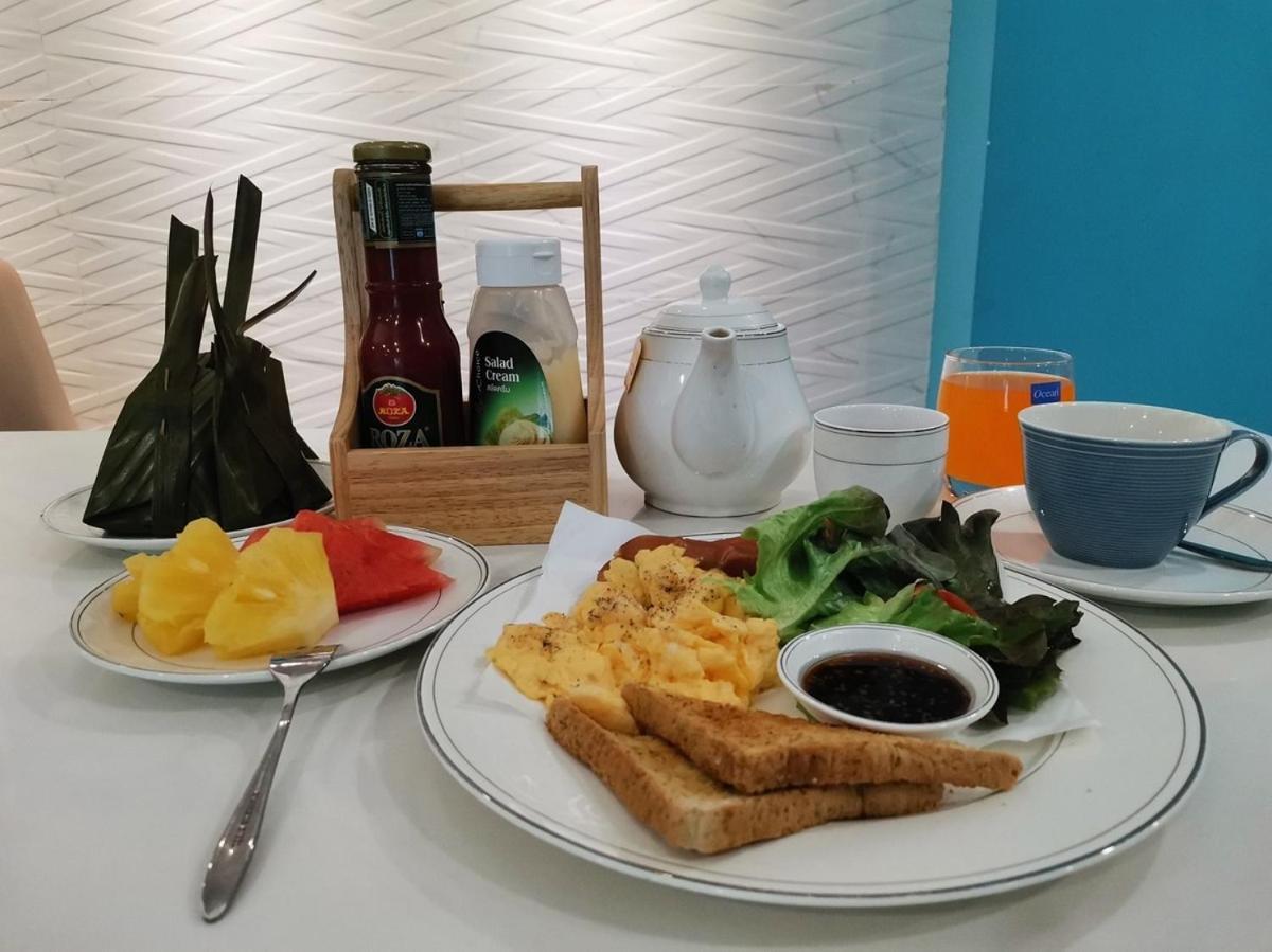 โรงแรมแซฟไฟร์ กรุงเทพมหานคร ภายนอก รูปภาพ A breakfast set at a restaurant in Malaysia