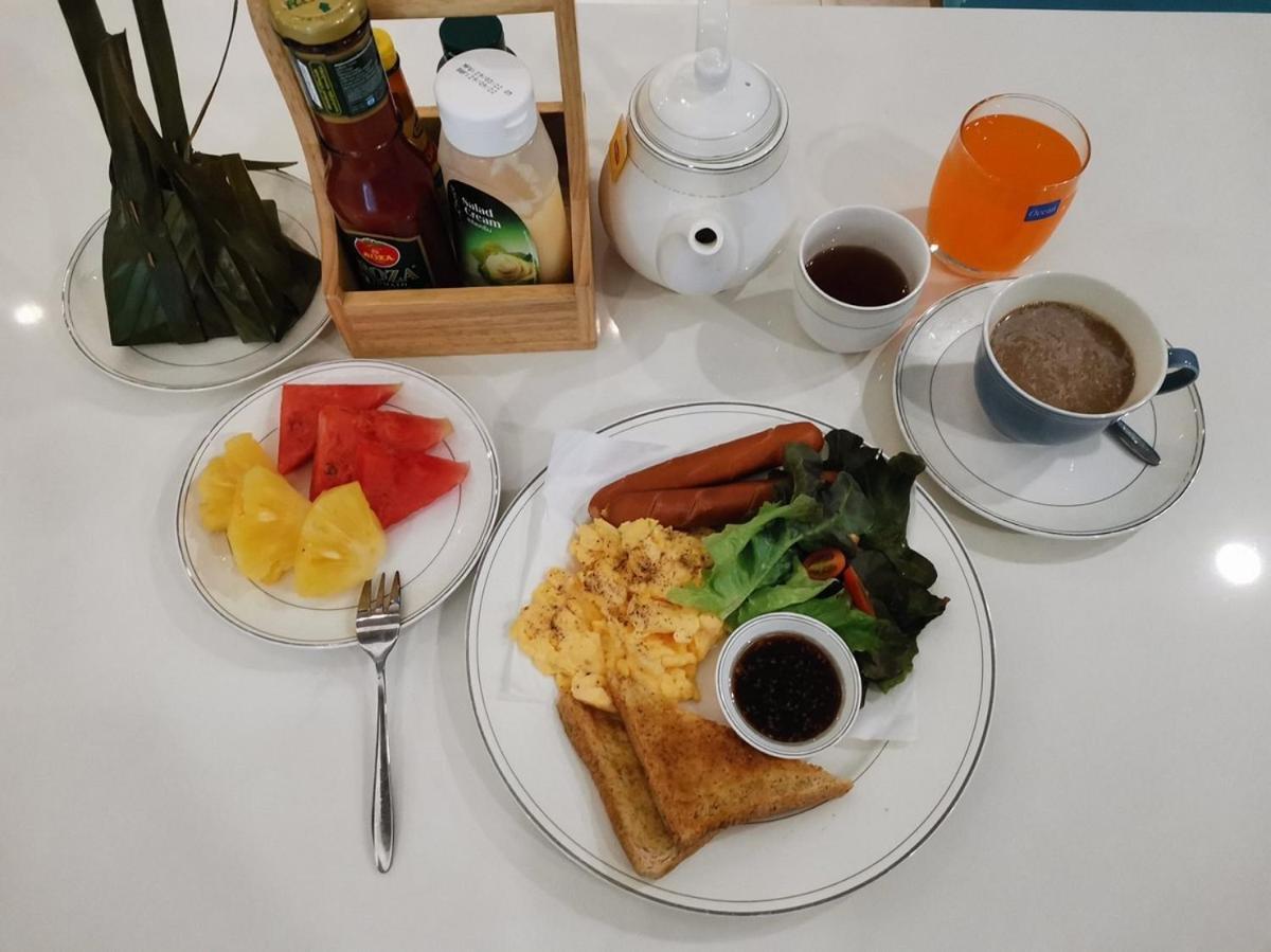โรงแรมแซฟไฟร์ กรุงเทพมหานคร ภายนอก รูปภาพ A breakfast set at a hotel in Jakarta, Indonesia