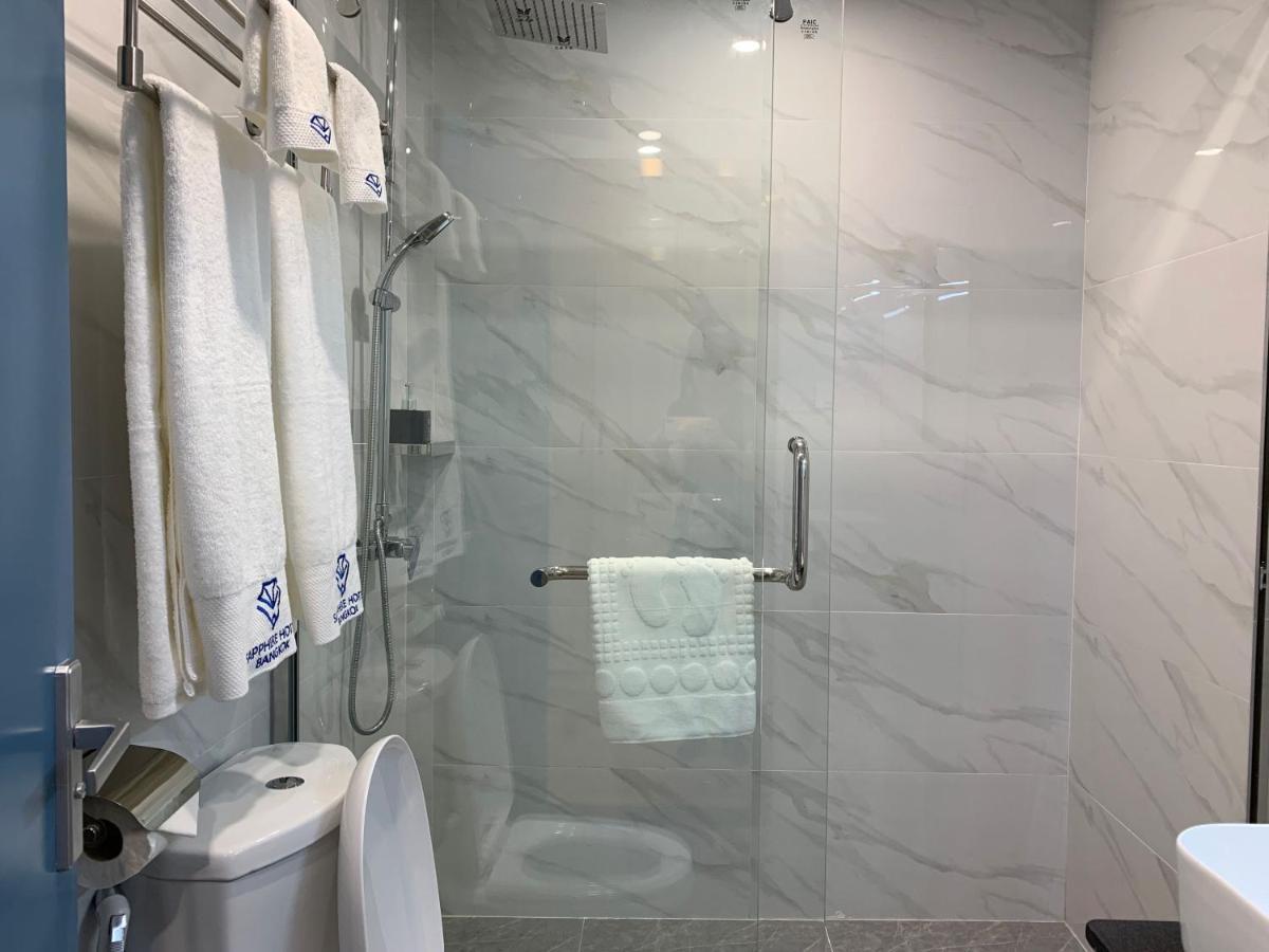 โรงแรมแซฟไฟร์ กรุงเทพมหานคร ภายนอก รูปภาพ A shower with a sliding door