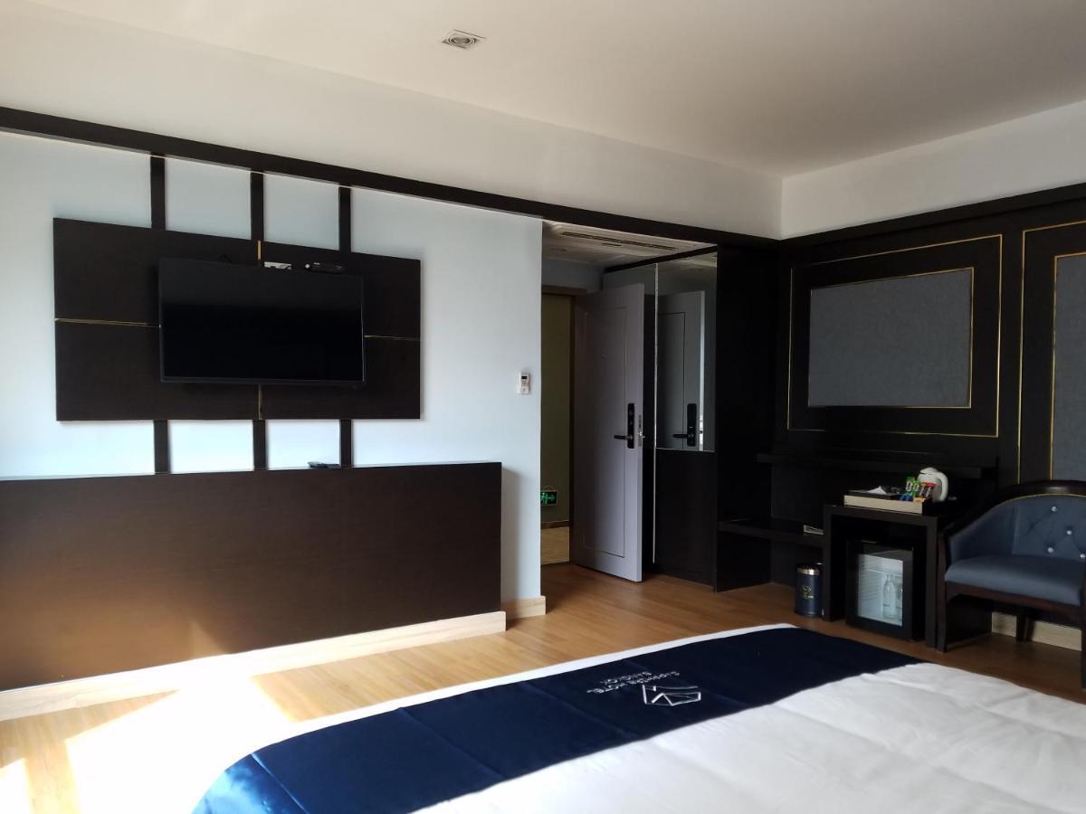 โรงแรมแซฟไฟร์ กรุงเทพมหานคร ภายนอก รูปภาพ A room at the hotel