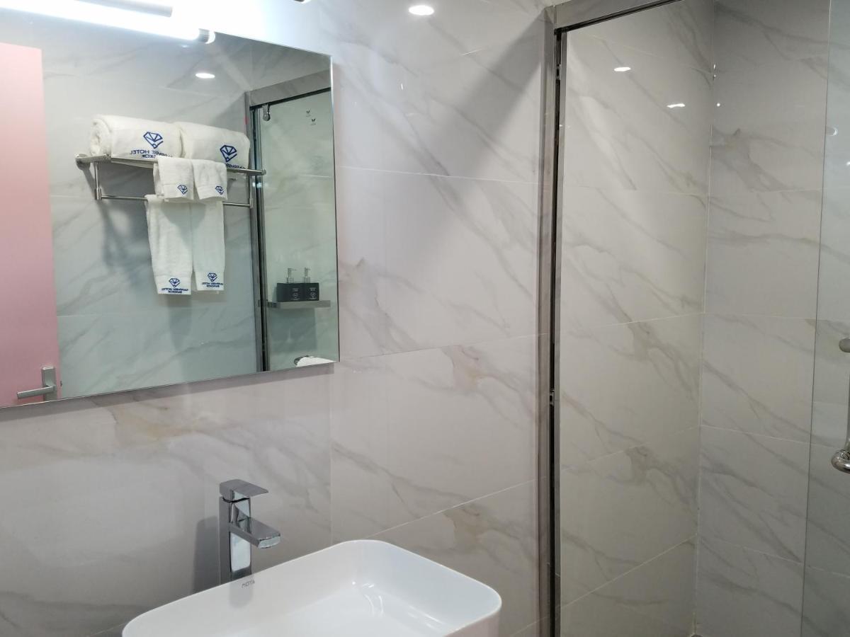 โรงแรมแซฟไฟร์ กรุงเทพมหานคร ภายนอก รูปภาพ Bathroom
